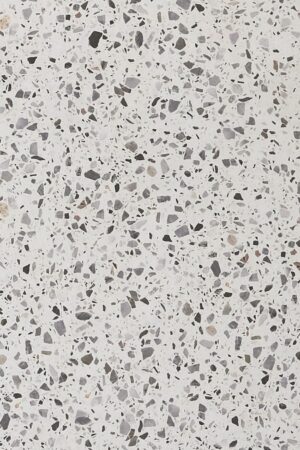Classic White Terrazzo SPC Panel yakın çekim görünümü, beyaz zemin üzerine gri siyah kahverengi multicolor agregalı terrazzo desen, su geçirmez lüks vinil zemin dokusu